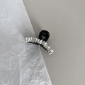 Dettaglio della molletta nera per capelli con strass geometrici e cristalli incastonati - Taglia Piccola
