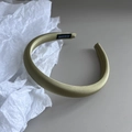 Detalle de diadema de satén verde con acabado grueso de lujo hecho a mano de alta - Amarillo y Verde