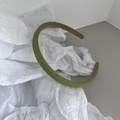 Detalle de la diadema fina verde hierba con textura suave y forro antideslizante - Verde