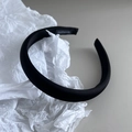 Detail eines schwarzen handgefertigten Haarreifs mit Satin-Finish und Innenseiten-Etikett - Schwarz