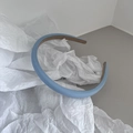 Detalle de diadema de tela azul claro con textura tejida y forro interior marrón antideslizante - Azul claro