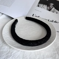 Dettaglio del cerchietto in tweed nero con trama elegante ed etichetta artigianale - 2cm / Nero