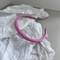 Detalle de diadema de esponja rosa con textura de cuero cruzado y forro antideslizante - Rosa