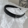 Dettaglio del cerchietto in vernice nera con un raffinato fiocco in metallo argento - Nero