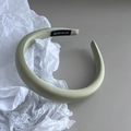 Primer plano de la diadema acolchada hecha a mano en verde frijol con satén - Verde Matcha