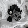 Dettaglio scrunchie in raso nero con rosa pied-de-poule e fiocco in nastro - Grigio chiaro