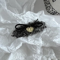 Detailansicht der Haarspange aus schwarzem Tweed mit goldenem Herzanhänger im Detail - Grauer Entenschnabel-Clip