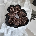 Coletero clásico con estampado de leopardo y bordes negros rizados sobre fondo blanco - Coletero de tela