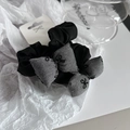 Set elastici per capelli in raso nero e twill grigio con fiocchi ricamati su carta - Grigio