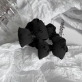 Dettaglio dell'elastico per capelli con fiocco nero in tessuto a coste ricamato - Nero