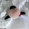 Détail de la grande pince à cheveux en peluche rose en forme de cœur avec base noire - Rose