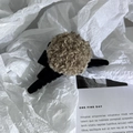 Detailansicht der schwarzen Haarklammer mit weichem braunem Plüsch-Pompon-Dekor - Schokolade