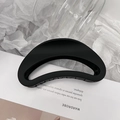 Détail d'une pince à cheveux noir mat en forme de croissant au design évidé - Noir Mat