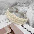 Vue détaillée de la texture tricotée torsadée crème sur le bandeau en tissu chic - Beige