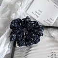 Dettaglio ravvicinato di un elastico per capelli blu scuro a fiori con pieghe in tessuto - Stile Floreale Standard / Floreale Blu Profondo