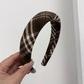 Détail de l'épais serre-tête en tissu écossais marron avec une texture en laine - Marron
