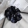 Dettaglio di elastico per capelli floreale con motivi blu scuro e bordi in raso nero - Stile Grande con Bordo in Raso / Floreale Blu Profondo
