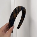 Détail du serre-tête rembourré à carreaux britanniques avec un tissu en laine épais - Bleu marine