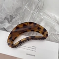 Détail d'une grande pince à cheveux en forme de croissant au motif écaille de tortue - Imprimé léopard