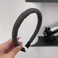 Détail d'un serre-tête en tissu gris foncé orné de perles noires avec finition confortable - Gris