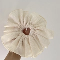 Primer plano de coletero beige extragrande con bordado floral y textura de tela suave - Beige
