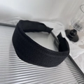 Eleganter breiter schwarzer Strickstirnband mit Netzstruktur auf Glasoberfläche - Schwarz