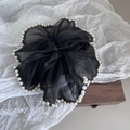 Dettaglio dell'elastico per capelli in rete nera con perle bianche su sfondo ruvido - Nero