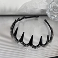 Dettaglio cerchietto nero con denti di squalo e decorazione di cristalli stile gotico - Grigio