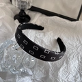 Detail eines schwarzen Stoffstirnbands mit weißem Kleemuster und glatter Satinstruktur - 3cm Schwarz