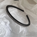 Detalle de diadema fina con diamantes de imitación y dientes antideslizantes en blanco - Color gunmetal