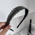 Elegante diadema negra acolchada con brillantes diamantes de imitación y bordes dentados - Color gunmetal
