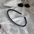 Detalle de los dientes antideslizantes y brillantes diamantes en la diadema - Blanco