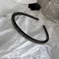 Detalle de una diadema fina negra con brillantes diamantes de imitación y dientes antideslizantes - Gris