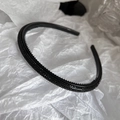 Detalle de los dientes antideslizantes y los diamantes negros brillantes en la diadema - Negro