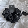 Détail du chouchou en mousseline noire avec motif cœur et étiquette de marque - Style Taille Mince Noir (Sans Carte)