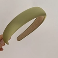 Dettaglio del cerchietto in raso verde chiaro con design vintage spesso e fodera antiscivolo - Verde Senape