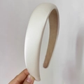 Dettaglio di un cerchietto imbottito in raso crema con fodera antiscivolo interna - Bianco Latte