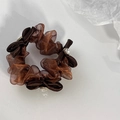 Detailansicht eines braunen Organza-Scrunchies mit Satinschleife und Kristallakzent - Dunkelkaffee
