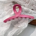 Détail de la grande pince à cheveux rose vif avec ressort en métal doré robuste - Rose