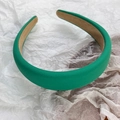 Dettaglio dell'ampia fascia in spugna verde smeraldo con tessuto strutturato e fodera antiscivolo - Verde