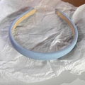 Détail du serre-tête en tissu bleu clair avec doublure kaki sur fond blanc papier - Bleu clair