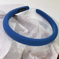 Detailaufnahme des gepolsterten Schwamm-Haarreifs in Klein-Blau mit handgefertigtem Etikett - Marineblau