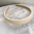 Vue macro du serre-tête en similicuir beige avec doublure antidérapante en velours brun - 2cm