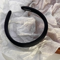Λεπτομέρεια της λευκής εκτύπωσης HANDMADE σε μια παχιά μαύρη στέκα μαλλιών με σφουγγάρι - Μαύρο