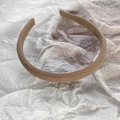 Détail de la texture en tissu sergé crème sur un serre-tête éponge fin et élégant - Khaki