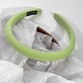Détail du serre-tête rembourré vert citron avec étiquette fait main et texture fine - Jaune-vert