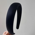 Cerchietto bombato in raso nero con imbottitura in spugna per un effetto voluminoso - Nero
