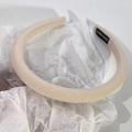 Dettaglio del cerchietto in spugna beige crema con trama in tessuto e etichetta HAND MADE - Albicocca