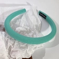 Dettaglio di un cerchietto verde menta con etichetta Hand Made tessuta e trama a maglia - Verde Smeraldo