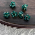 Set mit 6 mini dunkelgrünen Blumen-Haarklammern mit Strass auf Holztablett - Grün